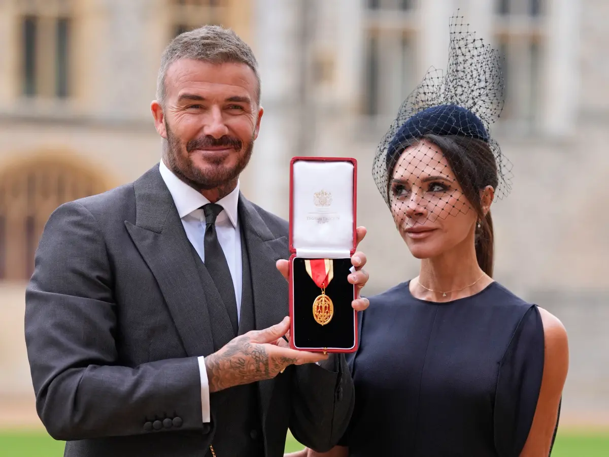▲英國足壇傳奇、前英格蘭國家隊隊長貝克漢（David Beckham）日前在溫莎城堡接受查爾斯三世國王親自授勳，正式獲頒騎士勳章，成為「貝克漢爵士」，封爵當天他也與妻子維多莉亞一同盛裝出席。（圖／美聯社／達志影像）