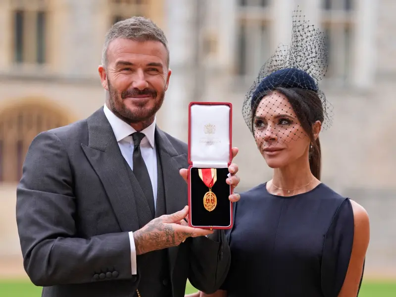 ▲英國足壇傳奇、前英格蘭國家隊隊長貝克漢（David Beckham）日前在溫莎城堡接受查爾斯三世國王親自授勳，正式獲頒騎士勳章，成為「貝克漢爵士」，封爵當天他也與妻子維多莉亞一同盛裝出席。（圖／美聯社／達志影像）