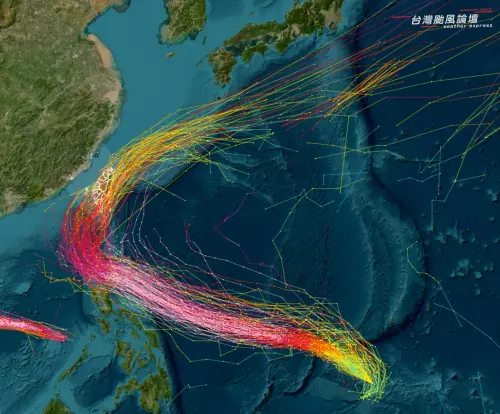 ▲鳳凰颱風多數模式預估路徑將北轉（圖／取自臉書粉專「台灣颱風論壇」）