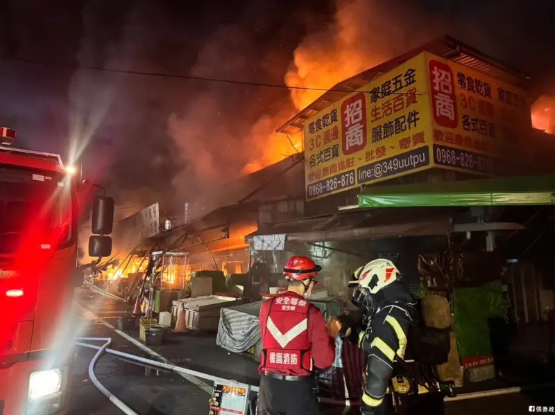 ▲桃園南門市場昨（5）晚間火警。（圖／取自張善政臉書）