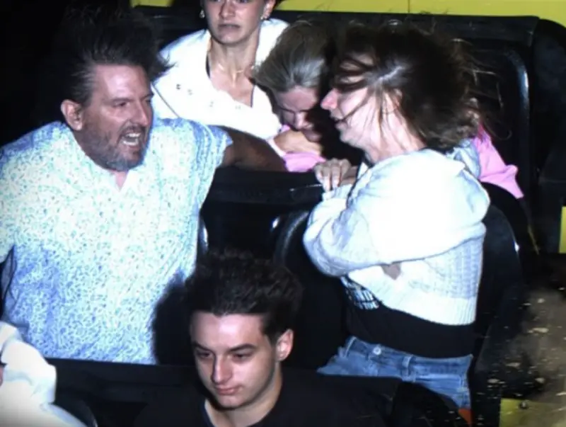 ▲ 美國密蘇里州一處遊樂園，近日發生雲霄飛車安全帶鬆脫事故，1名夫妻緊抓後座女童，防止她被甩飛。（圖／翻攝自每日郵報）