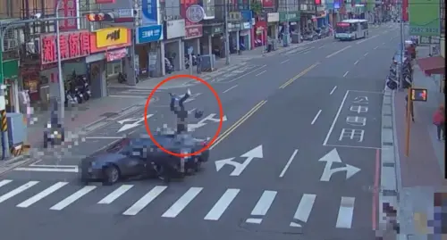 三重男跨越雙黃線迴轉！騎士猛撞噴飛「半空翻滾2圈」瞬間畫面曝
