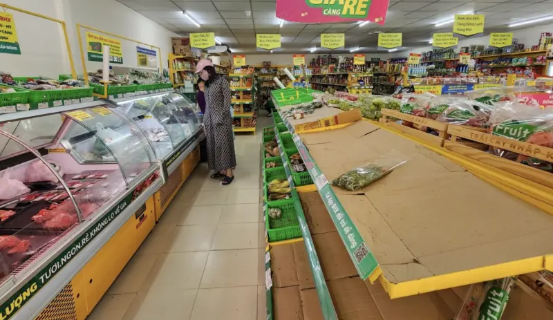 ▲越南中部才剛發生歷史性大洪水，颱風海鷗又準備侵襲，導致民眾爆發「超市囤貨潮」。（圖／翻攝自越南快訊）