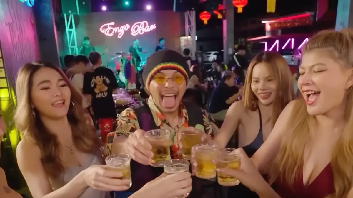 ▲黃明志（中）涉命案延扣調查，網友翻出他2024年在泰國丹諾開飯店影片，內容自爆「佳麗八千、男人後花園」引熱議。當時他稱為重振當地觀光，直言：「只要你要都可以找到！」（圖／翻攝自黃明志YouTube）