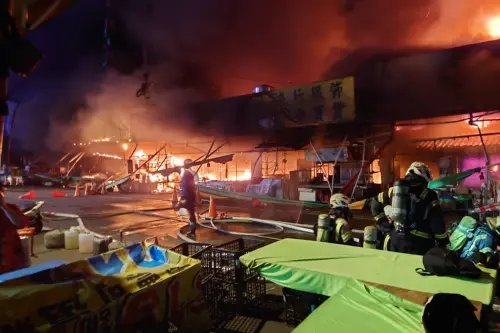 桃園南門市場「2/3區域燒毀」！疑電線走火釀禍　重建恐需半年
