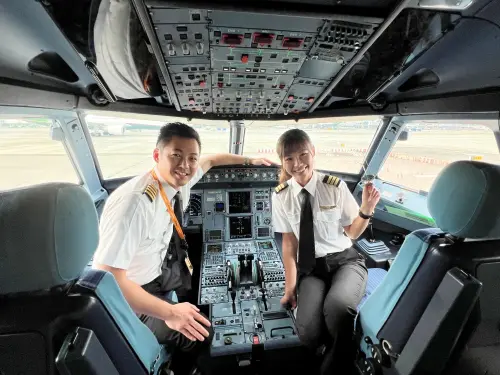 ▲文組也能飛上天！航空公司培訓機師招募多不限科系，許多外文、法律背景的年輕人憑藉優異的外語能力與邏輯思考，成功逆襲理組天花板。圖為資料照。（圖／虎航提供）