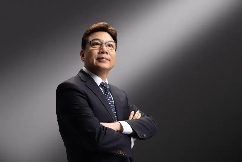 ▲新北市副市長劉和然進棚拍攝形象照。（圖／取自劉和然臉書）