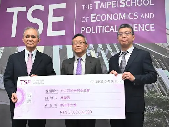 ▲寶佳集團少東、副董事長林家宏（右）透露，盯上「二中」意在龐大土地。圖為寶佳創辦人林陳海捐30億成立台北政經學院基金會，林家宏代表出席簽約儀式資料照。（圖／清大提供）