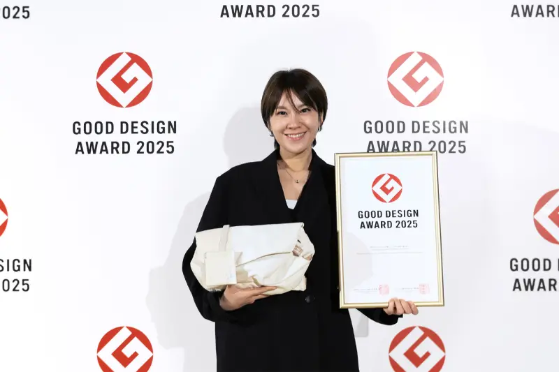 ▲#n4h創辦人Coco帶著DogGo包親赴日本領受亞洲第一大設計獎。（圖／品牌提供）