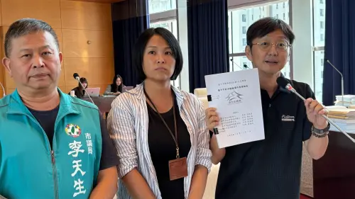 ▲市議員江肇國批評，非洲豬瘟專案報告內容太離譜，讓人看到血壓飆高。（圖／記者顏幸如攝，2025.11.06）