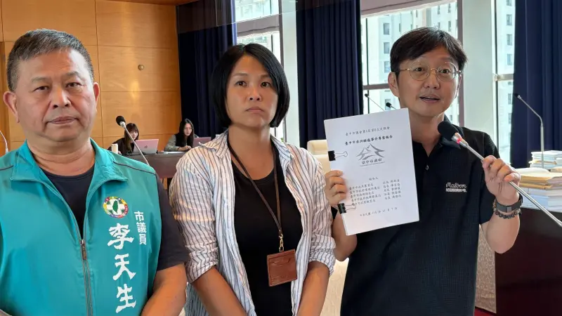    ▲市議員江肇國批評，非洲豬瘟專案報告內容太離譜，讓人看到血壓飆高。（圖／記者顏幸如攝，2025.11.06）  
