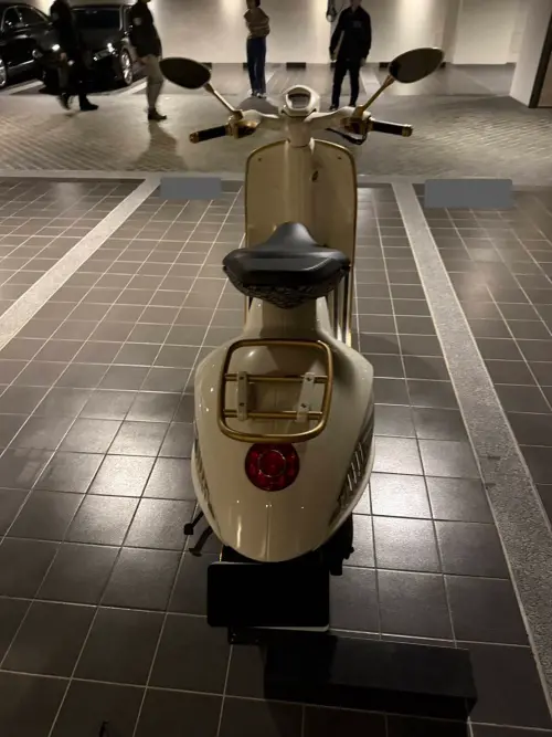 ▲Vespa 946，95萬元，限量946輛。（圖／調查局提供）