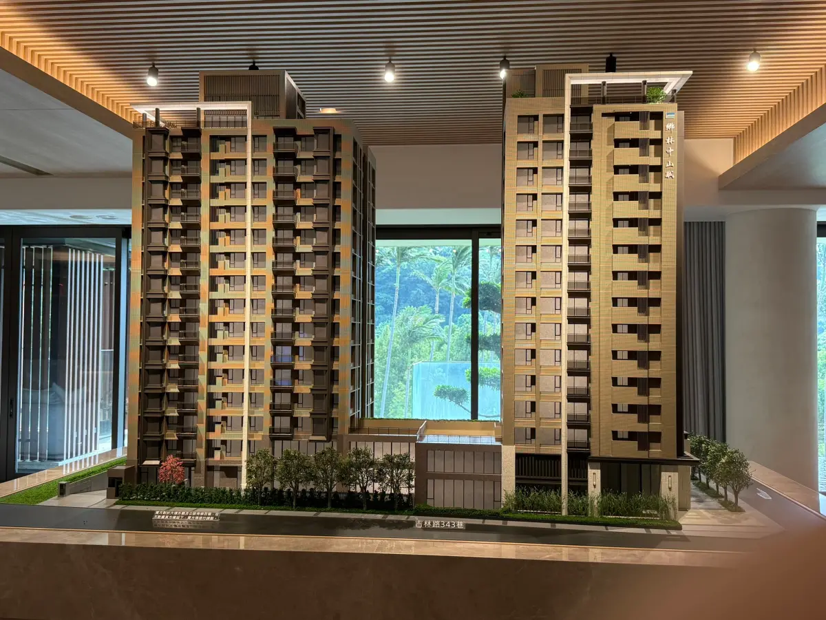 ▲鄉林建設今公開「新松町新城計劃」進度，目前已經整合19個都更案，首案「鄉林中山賦」現在已經蓋到5樓，銷售約7成。（圖／記者張家瑋攝2025.11.06）