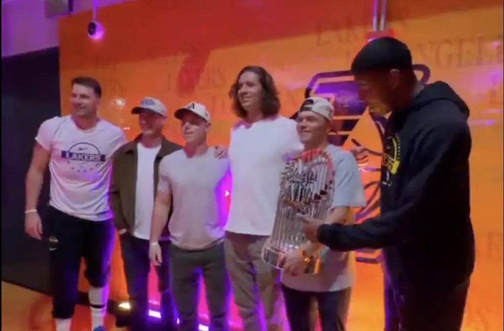 洛杉磯雙雄合體！道奇球星與唐西奇、八村壘同框 史密斯超小一隻