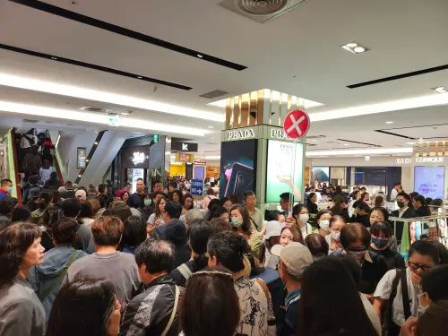 直擊／普發一萬還沒入帳先買！SOGO週年慶首日塞爆：人潮狂增2成
