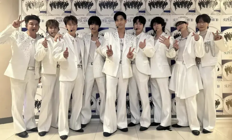 ▲韓流天團SUPER JUNIOR出道20週年！成員們紛紛在社群上傳照片慶祝，始源（中）更是曬出6種語言手寫信，全中文手寫感謝文讓粉絲紛紛看哭。（圖／＠xxteukxx IG）