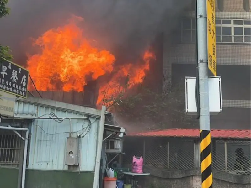 ▲新北市樹林區一處鐵皮屋工廠今（6日）上午發生一起火警。（圖／翻攝畫面）