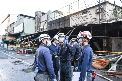 ▲桃園南門市場昨天（5）日晚上發生火災，經消防人員救災後，確定約有三分之二的區域受損。（圖／桃園市政府提供）