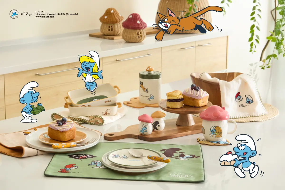 ▲HOLA與比利時國民漫畫《The Smurfs藍色小精靈》攜手合作，推出限量聯名商品，從餐茶器皿、蘑菇收納籃到軟裝家紡等逾30款商品，一起把藍色治癒魔力帶進家中。（圖／HOLA提供）