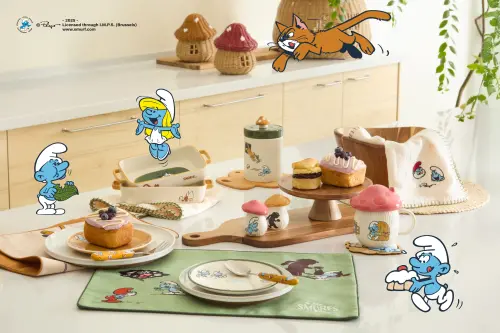 ▲HOLA與比利時國民漫畫《The Smurfs藍色小精靈》合作，推出逾30款商品。（圖／HOLA提供）