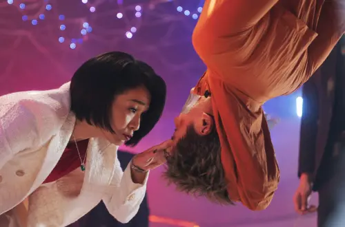 ▲影集《監所男子囚生記》陳澤耀被倒吊，還被楊祐寧霸凌。（愛奇藝國際版、壹壹影業提供）