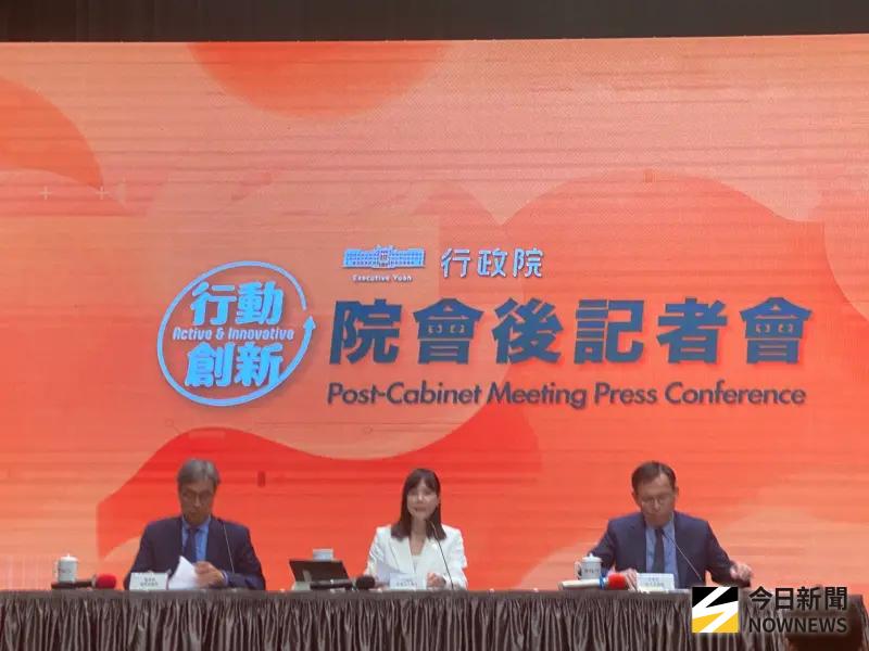 ▲衛福部研擬健保補充保費3大改革讓民眾炸鍋，對此行政院發言人李慧芝強調，目前還在廣納意見階段，絕對不會為難小資族。（圖／記者陳威叡攝，2025.11.06）