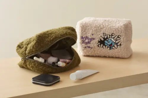 ▲藍色小精靈多功能刺繡收納包。（圖／HOLA提供）