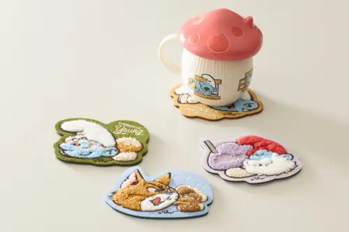 ▲藍色小精靈蘑菇造型陶瓷馬克杯與杯墊。（圖／HOLA提供）