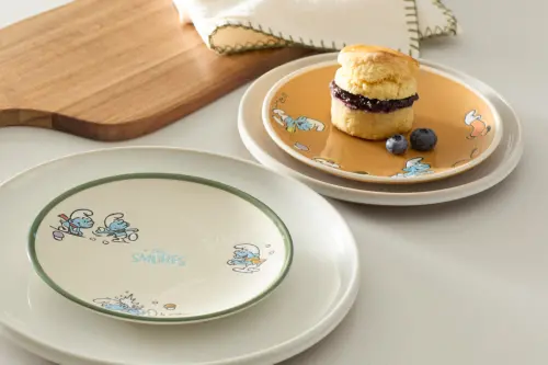 ▲藍色小精靈陶瓷點心盤。（圖／HOLA提供）