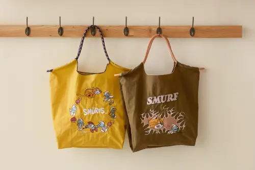 ▲即日起至11月26日，凡HOLA會員單筆消費滿3000元（需含任一藍色小精靈聯名商品），即可獲得限量聯名刺繡環保購物袋乙只，數量有限送完為止。（圖／HOLA提供）