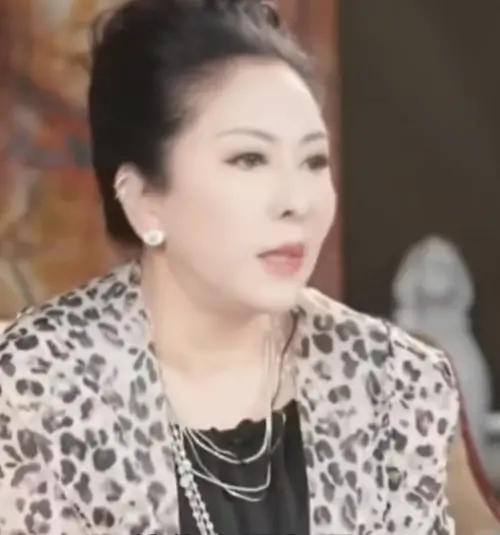 ▲「向太」陳嵐（如圖）在影片中罵王家衛拍片不受控，讓投資老闆都賠錢，自己絕對不會錄用他。（圖／摘自向太抖音）