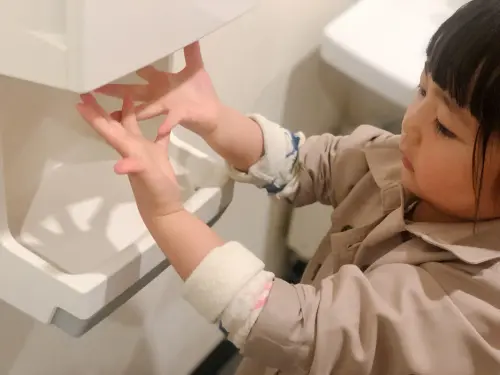 上完廁所還在用烘手機？1分鐘「實驗影片」驚呆千萬人：不敢再用
