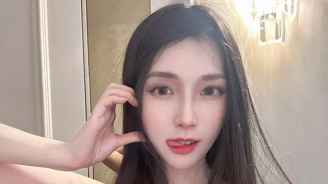 ▲謝侑芯閨密謝薇安飛往馬來西亞追查命案，親赴太平間投擲硬幣祈問好友，聲稱「真的收到回應」，並表示將全力協助司法單位查明真相，呼籲「不要不放過任何人」。（圖／翻攝自謝薇安IG@missingvivian）