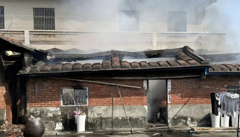 ▲高雄田寮區今天下午一間三合院發生火警，91歲男屋主葬身火窟。（圖／翻攝畫面）