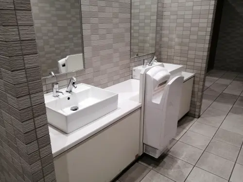 ▲目前不少公共廁所的烘手機已經改成手往下伸的新型態乾手機。（示意圖／取自photoAC）