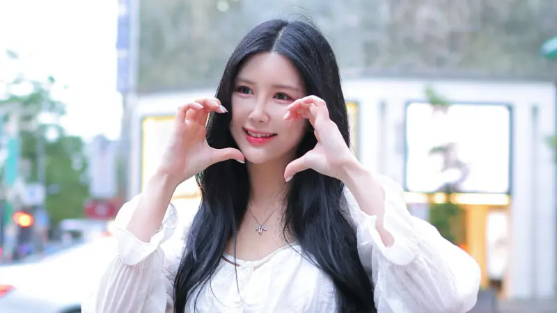 ▲前韓國女團成員、啦啦隊女神劉夏英（유하영）近日來台4天3夜旅遊，她在接受《NOWNEWS今日新聞》訪問時，透露自己與金海莉情同家人，同時感謝台灣粉絲支持，並表示若有機會想長期來台發展，更誇讚台灣泡菜：「好吃到想買回家！」（圖／經紀人提供）