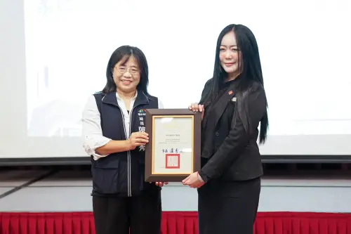 ▲台中福華飯店通過低碳旅館認證，今天由觀旅局長陳美秀頒發低碳旅館證書給協理簡若卿。（圖／記者金武鳳攝，2025.11.6)