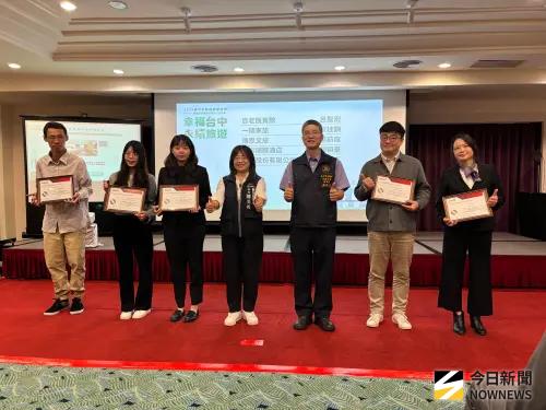 ▲觀旅局協助 31 位旅館從業人員取得國際顧客服務認證(CGSP)，今天舉辦授證儀式。（圖／記者金武鳳攝，2025.11.6)