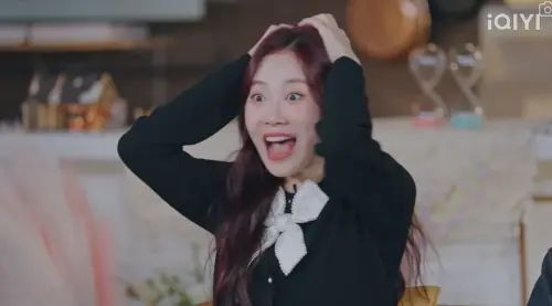 ▲《換乘戀愛4》女嘉賓智賢正在和前任元奎聊天時，智妍突然開門，讓畫面瞬間變得像抓姦現場。（圖／翻攝自愛奇藝）