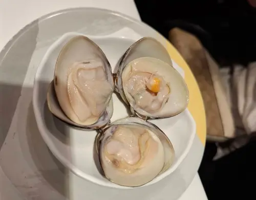 爭鮮蛤蠣有小螃蟹！她挖出來爆「店員又放回迴轉台」　業者回應了
