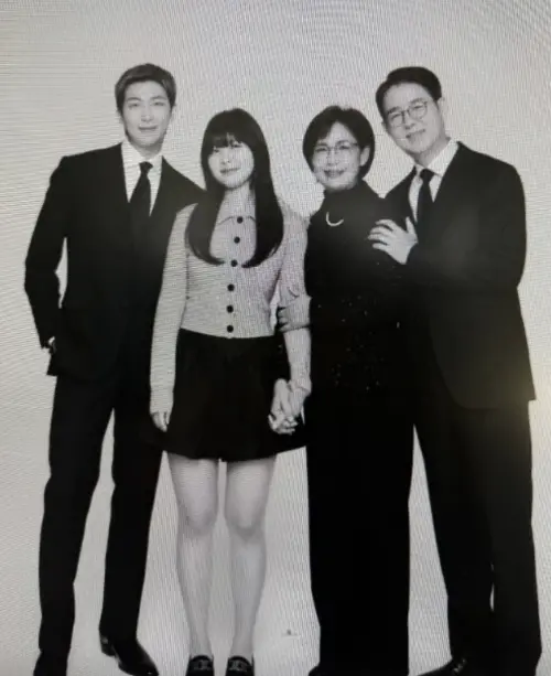 ▲RM曬出全家福，全家都是同一個模子刻出來的。（圖／＠rkive IG）