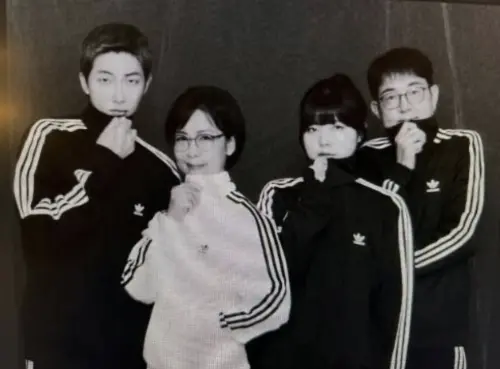 BTS隊長RM罕曬全家福！一家4口複製貼上　照片曝光粉絲驚：長超像
