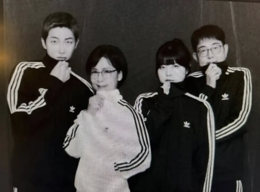 ▲BTS隊長RM（金南俊，左1）曬出全家福照，一家四口五官都是同一個模子複製貼上，讓粉絲看到照片笑說「全家也長太像」。（圖／＠rkive IG）