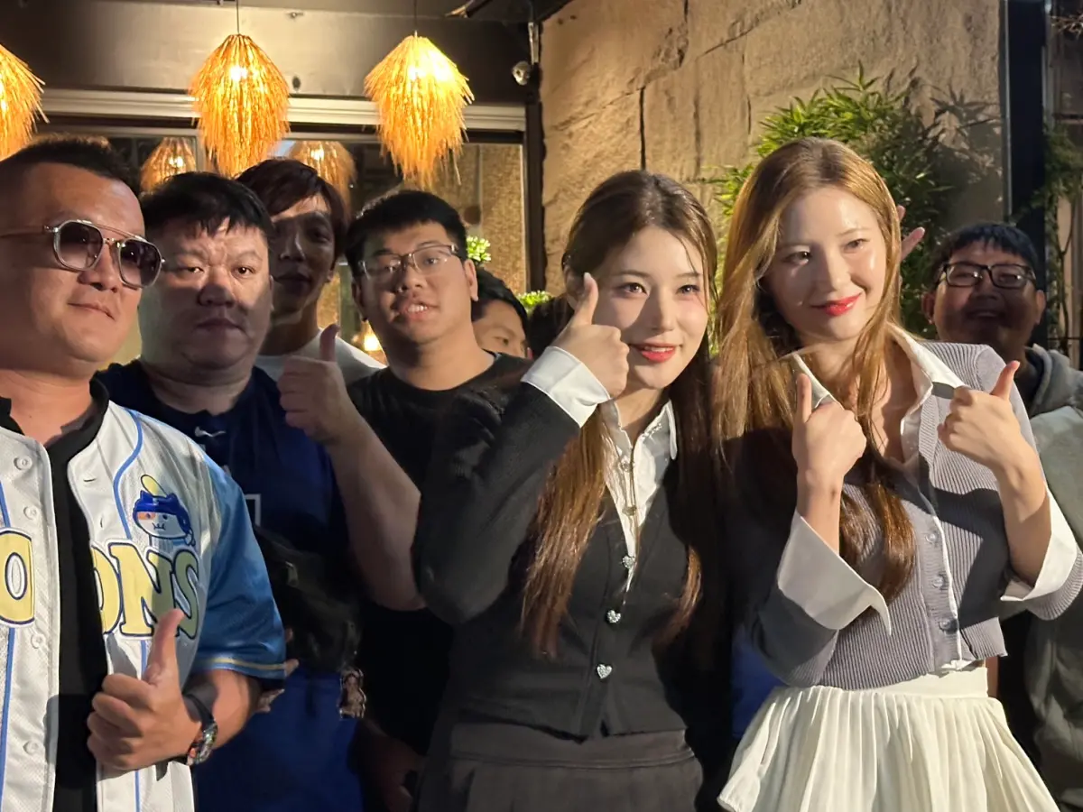 ▲新品牌「陸本木燒肉」進軍竹北，請來韓職人氣啦啦隊雙姝李藝彬、金海莉，現場粉絲擠爆。（圖／陸本木燒肉提供）