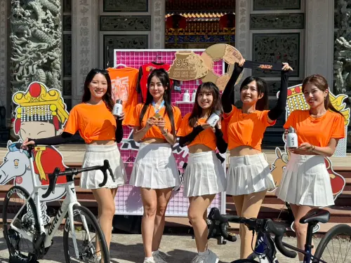 ▲「萬眾騎BIKE」活動，年年推出琳琅滿目週邊商品，2026年最受矚目的「六宮紀念獎牌」，以「朝聖宮」廟景為設計主題。（圖／主辦單位提供）