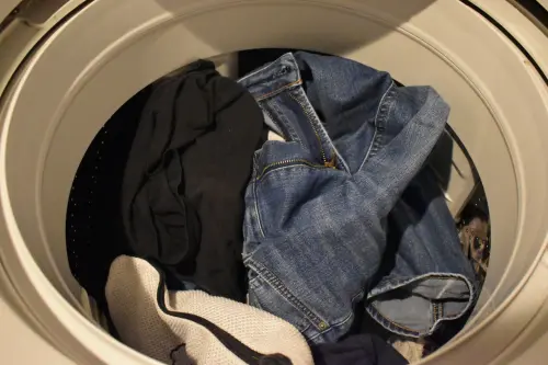 ▲牛仔褲清洗時之所以出現褪色問題，原因在於洗滌過程中染料被沖走，倘若使用熱水清洗更慘，染料將更容易流失。（圖／取自photoAC）