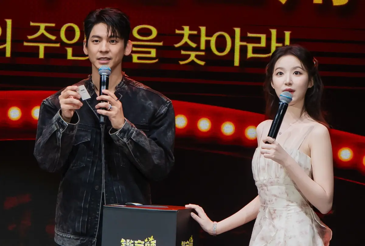 ▲舒華（右）為《鑑定師》辦首場台北個人見面會，邀請林柏宏擔任嘉賓、一起上演《背著善宰跑》番外篇。（圖／電通娛樂）