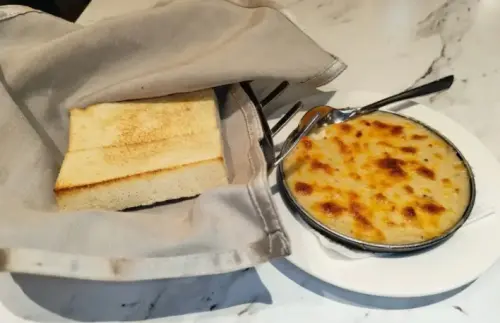 ▲西堤牛排前菜系列這一道「焗烤蘑菇及方塊麵包」不少人愛爆！蘑菇醬跟麵包真的是史上最「搭」！（圖/Dcard@什錦雜貨鋪）