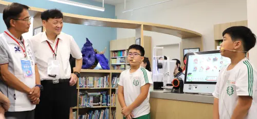 ▲學生引領貴賓操作智慧閱讀機，體驗科技輔助閱讀。（圖／新北勢政府教育局提供）