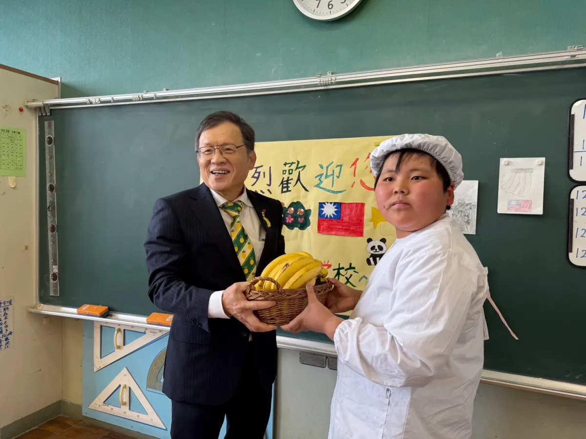 日本校園午餐配台灣香蕉！笠間市岩間第一小學學童吃過都說讚